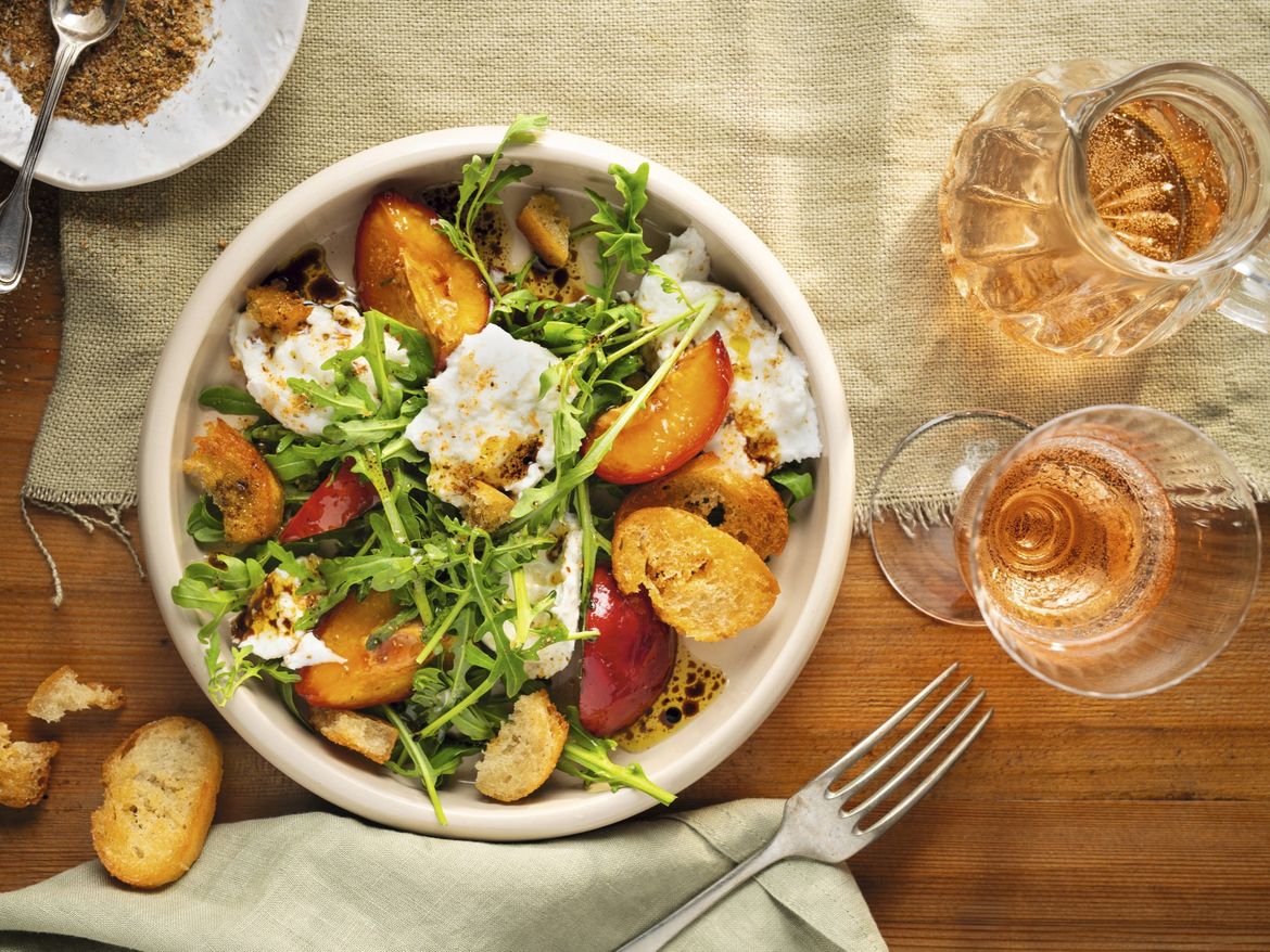 Rucola-Salat mit Honig-Pfirsichen und Büffelmozzarella