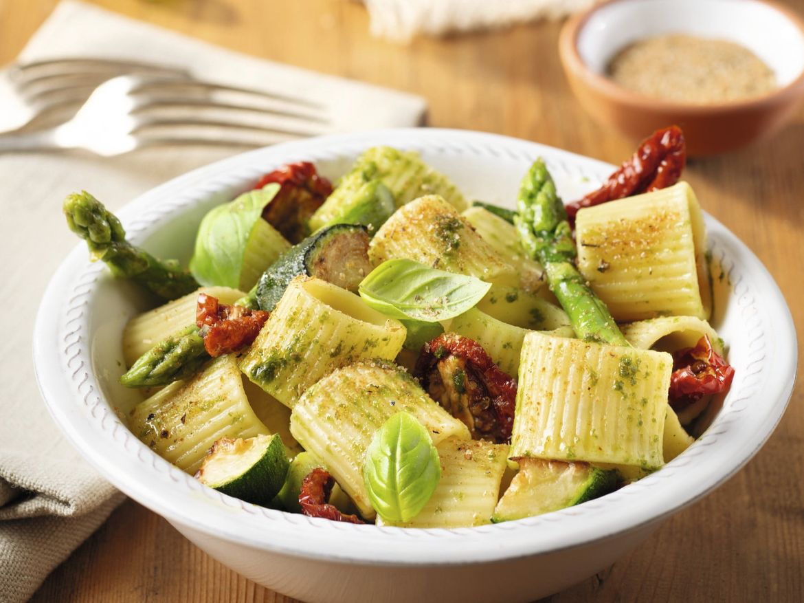 Mediterraner Nudelsalat mit Spargel und getrockneten Tomaten