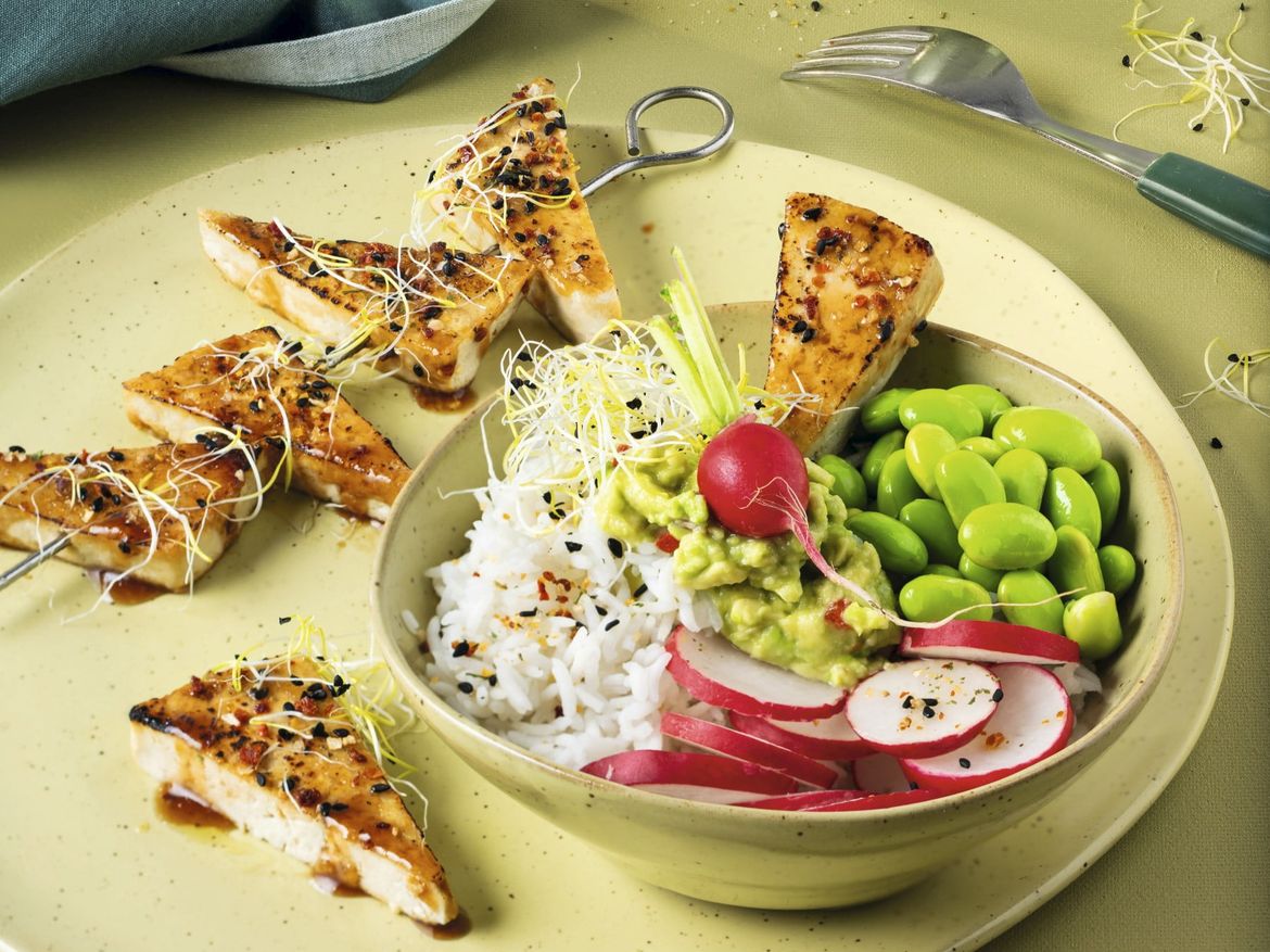 Veggie-Bowl mit glasiertem Tofu