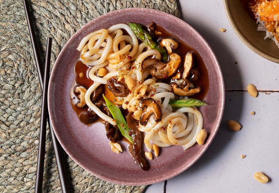 Rindfleisch-Wok mit Nudeln und Erdnüssen