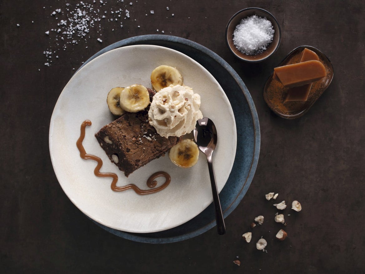 Haselnuss-Brownie mit gebratenen Bananen