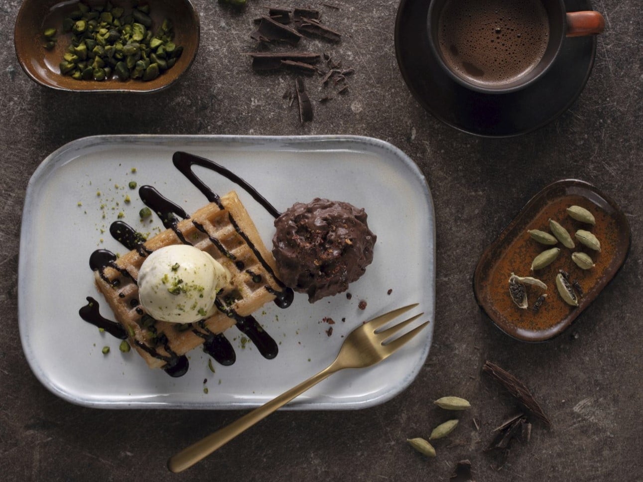 WOW Rezeptidee: Knusperwaffeln mit Schoko-Kardamom-Mousse und Vanilleeis