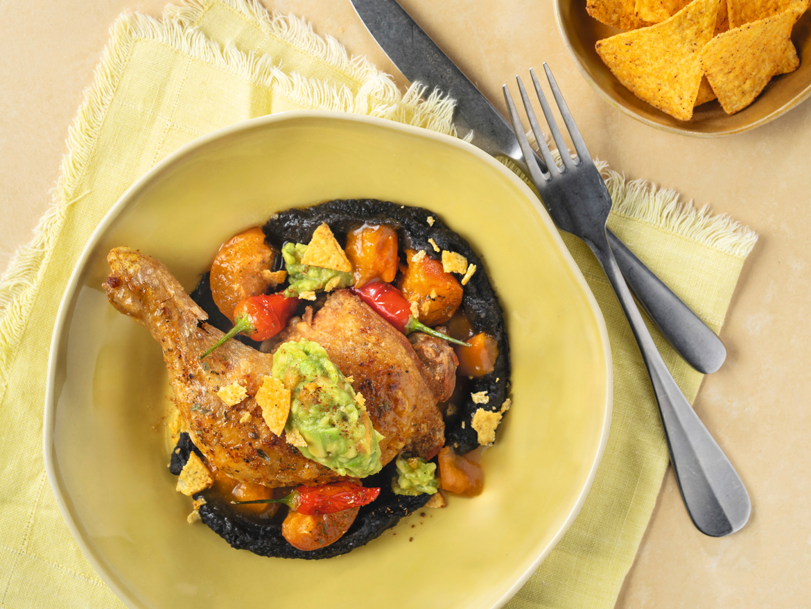 Hühnerkeule mit Marillen-Guacamole, schwarzen Bohnen und Tacos
