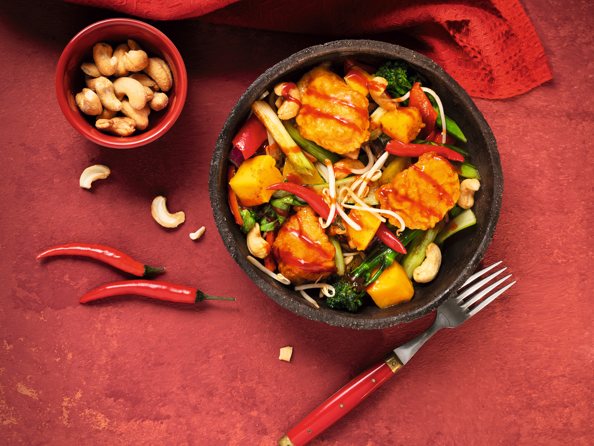 Fried Chili-Chicken auf Wokgemüse und Cashewkerne