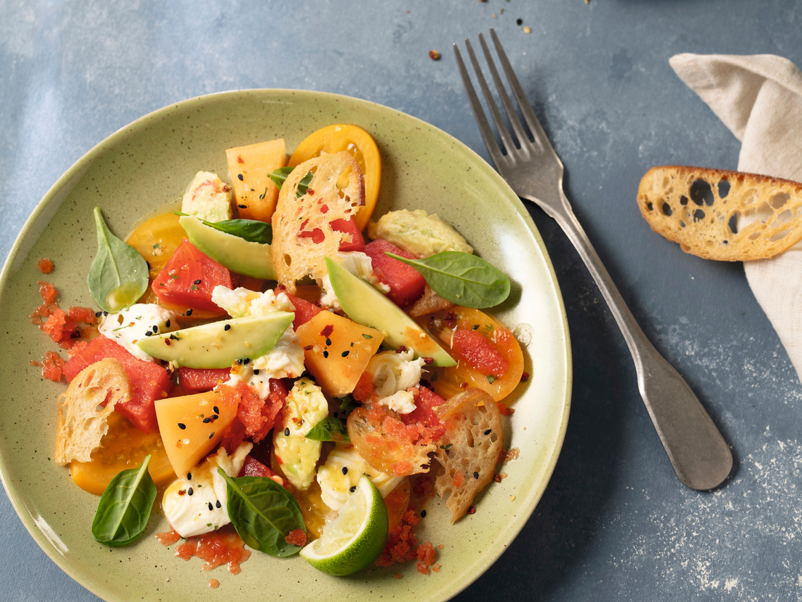 Fruchtiger Avocadosalat  mit Büffelmozzarella und geeistem Melonen-Dressing