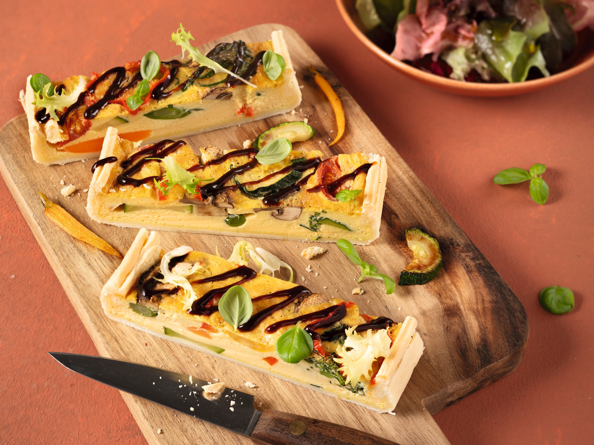 Frühlingsgemüse-Quiche mit Basilikum