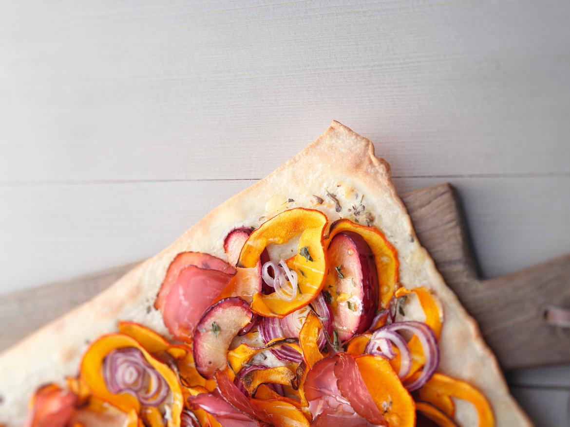 Kürbis-Flammkuchen mit Pflaumen