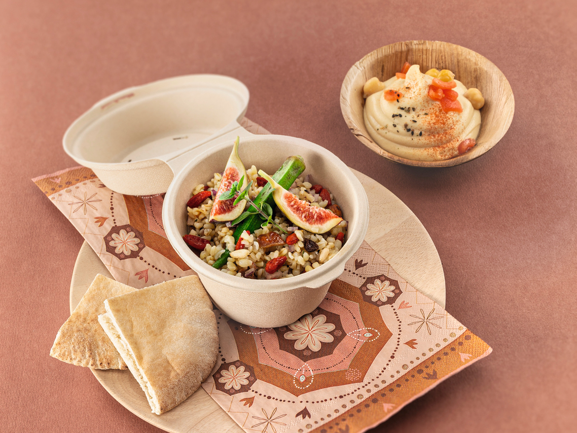 Orientalischer Bulgursalat mit Feigen, Gojibeeren und Hummus