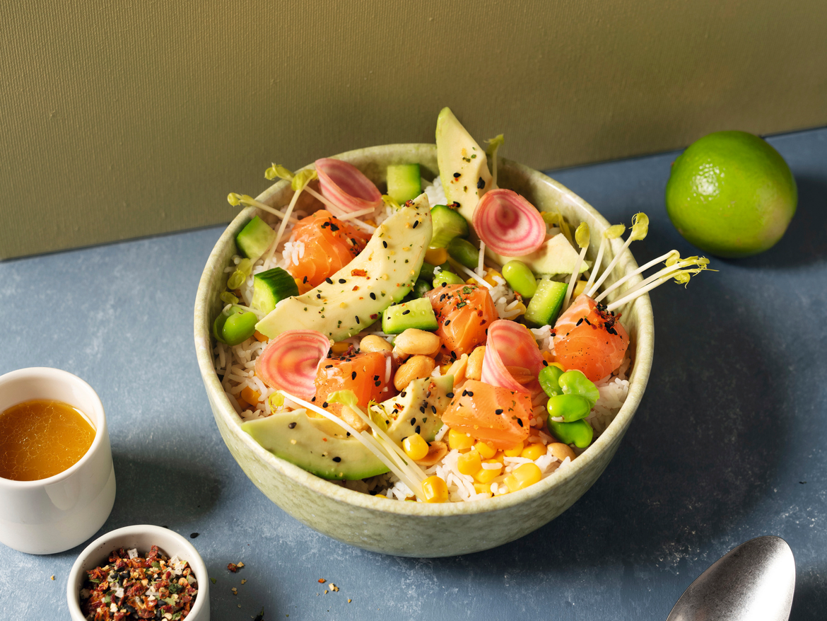 Peruanische Avocado-Bowl mit Lachs und Erdnüssen