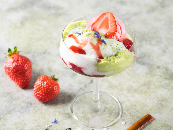 Strawberry-Latte mit Matcha-Mousse