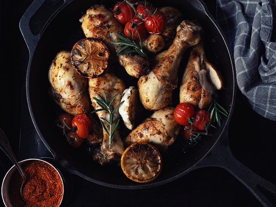 Mediterranes Brathendl mit Zitronen-Kräuter-Marinade