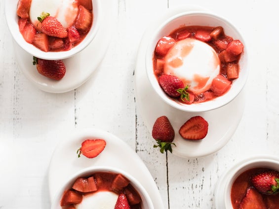 Buttermilch-Panna-Cotta mit Erdbeer-Rhabarber-Kompott