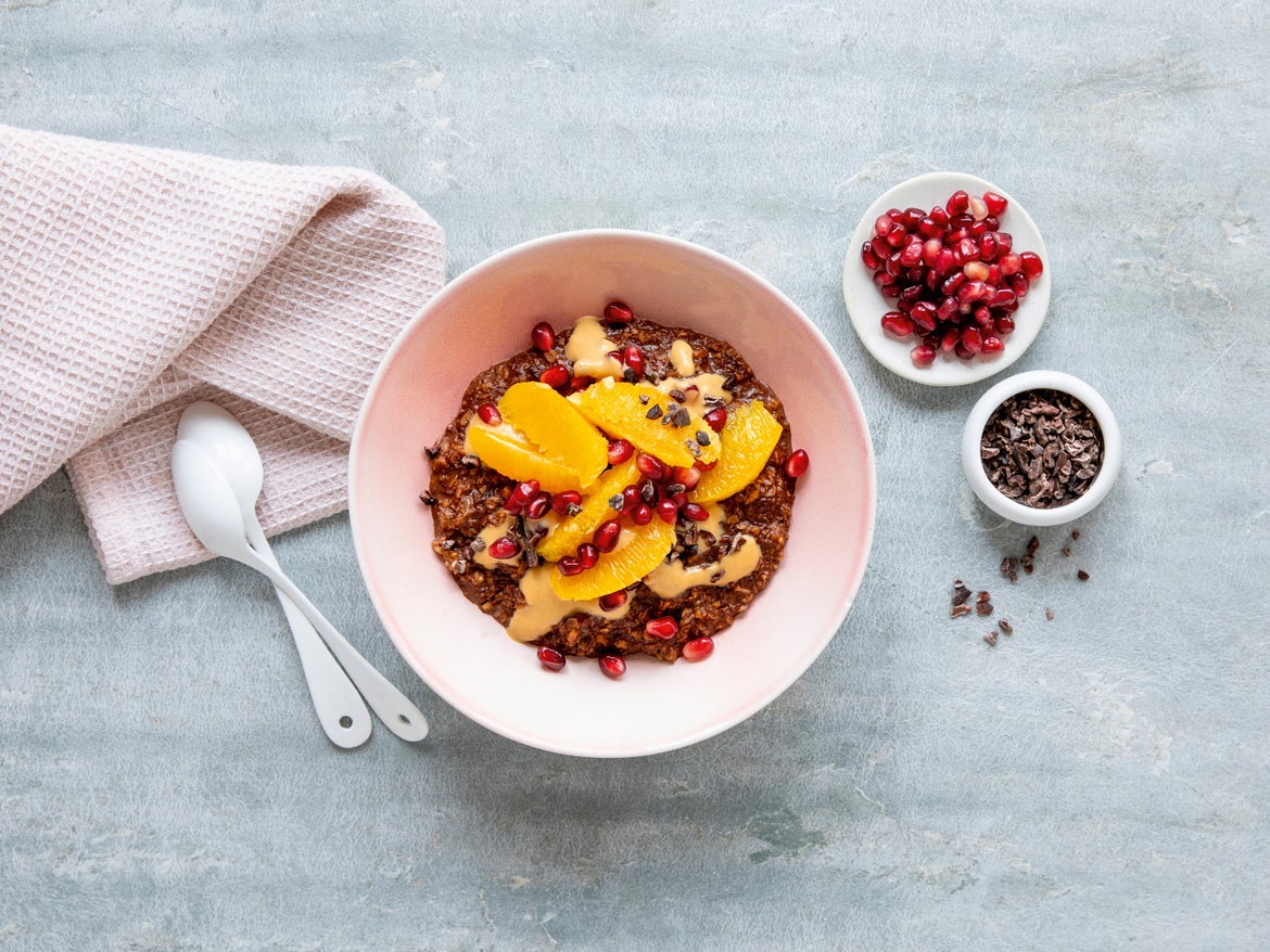 Kakao-Porridge mit Orangen und Granatapfel