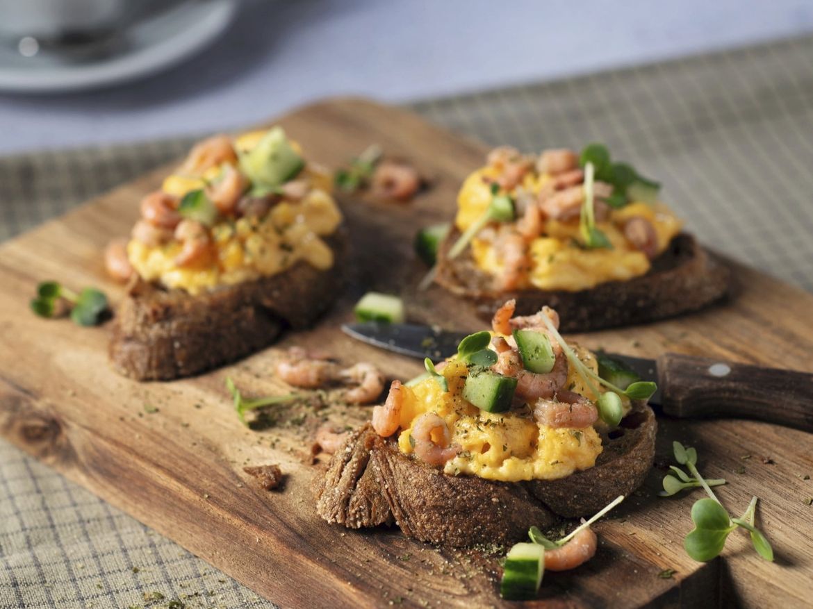 Rührei mit Kräuterkrabben und getoastetem Schwarzbrot