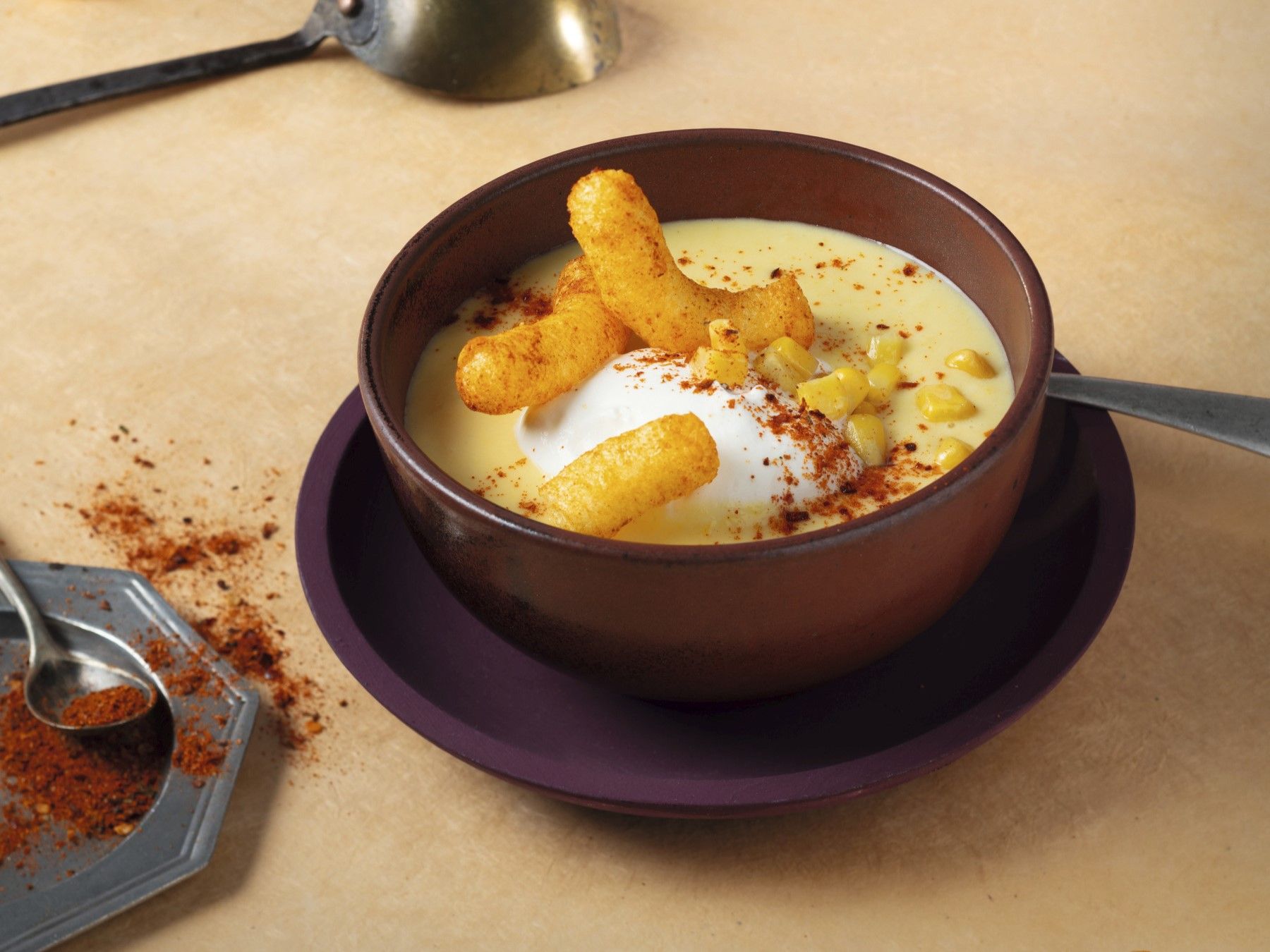 Maiscremesuppe mit Harissa und Maisflips