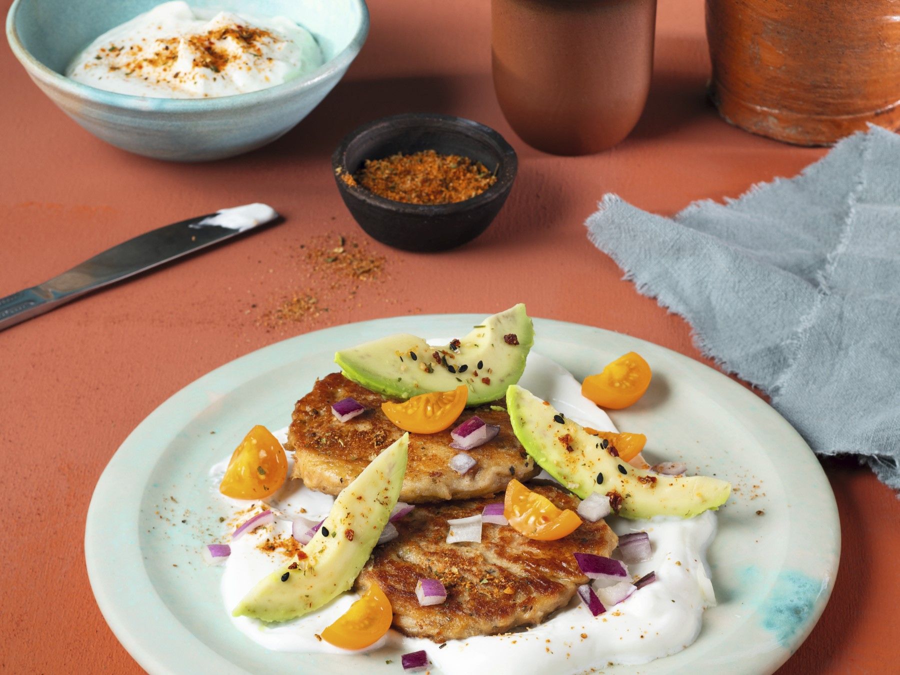 Thunfischlaibchen mit Skyr und Avocado