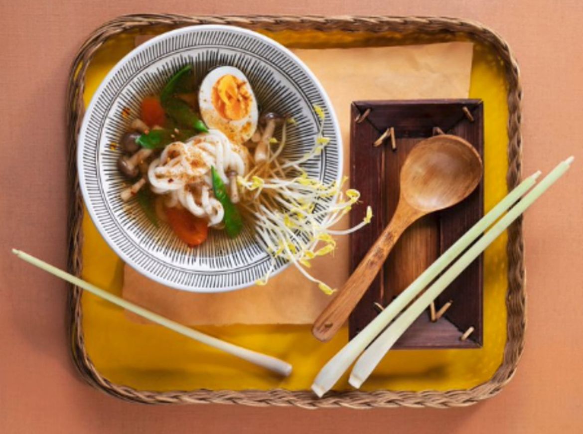 Gemüse-Ramen mit Udon-Nudeln und Pilzen