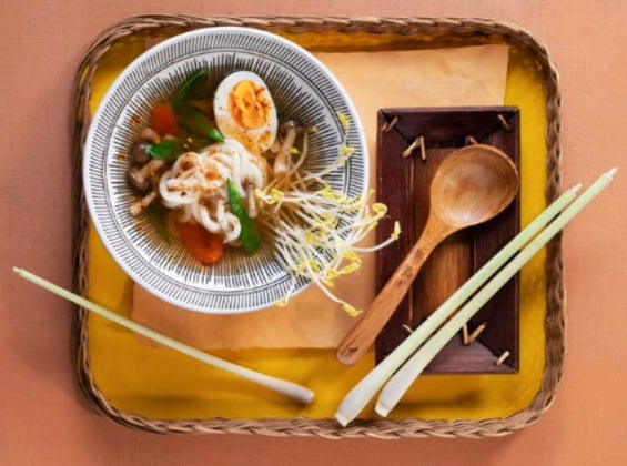 Gemüse-Ramen mit Udon-Nudeln und Pilzen