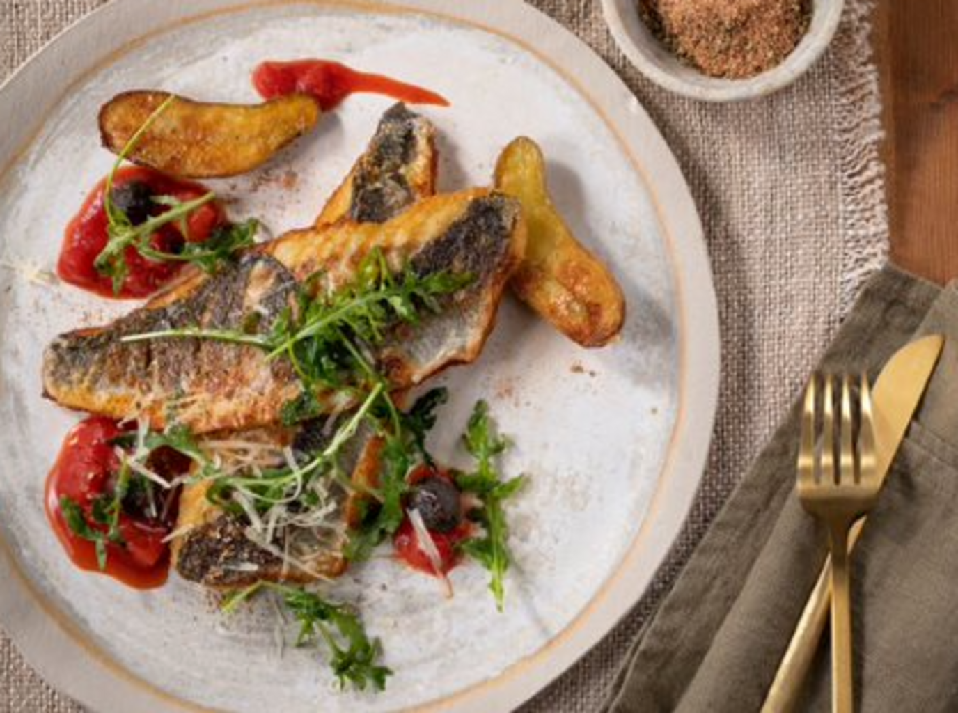 Wolfsbarschfilet mit Tomaten und Rucola