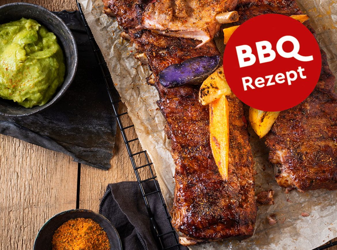 Spareribs mit Kartoffelspalten, Guacamole und Sourcream