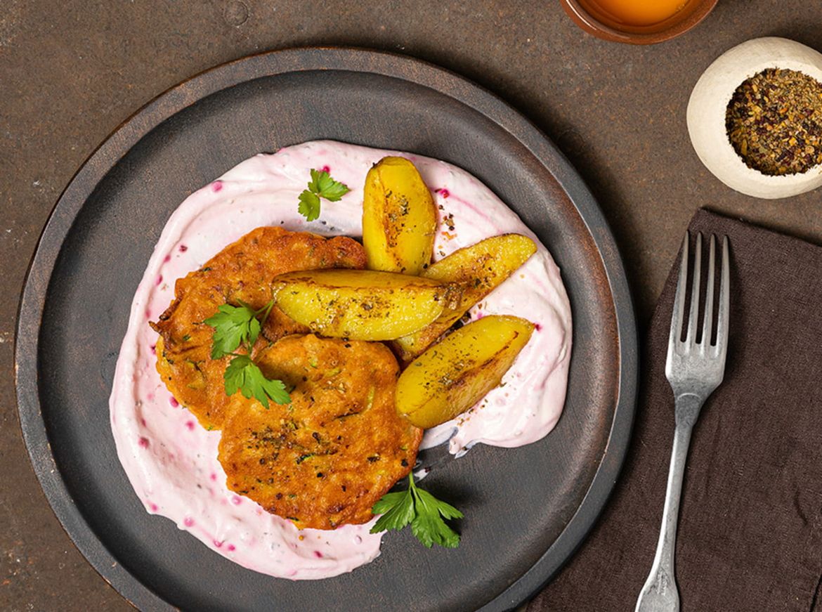 Linsen-Zucchini-Bratling mit BBQ-Ofenkartoffeln und Safari-Joghurt